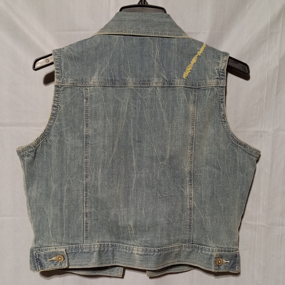 Almost Famous EUC Jean Vest, Jr Sz L, Metal Rivets on Shoulders & Pockets - Picture 9 of 9